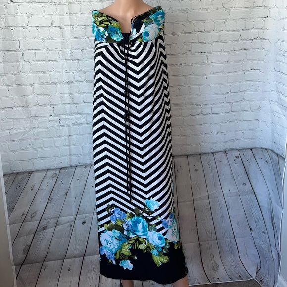 Saint Tropez West Dresses & Skirts - Saint Tropez West Black, White & Blue Floral Dress size 6